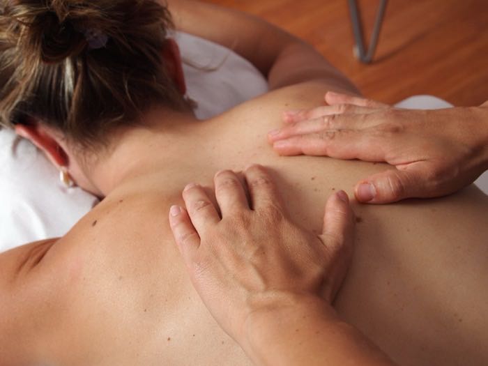 Symbolbild für Nuad Thai Massage: meditierende Figur in warmem Licht